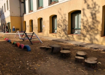 Estructura de troncs a l'Escola Sant Martí d'Arenys de Munt